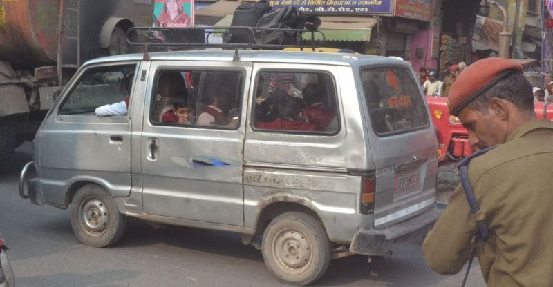 अधूरे मानक के साथ दौड़ रहे स्कूल वाहन