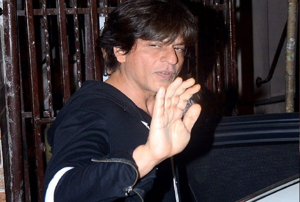 Police came to arrest Shahrukh Khan and he thinks his fans are there to meet him