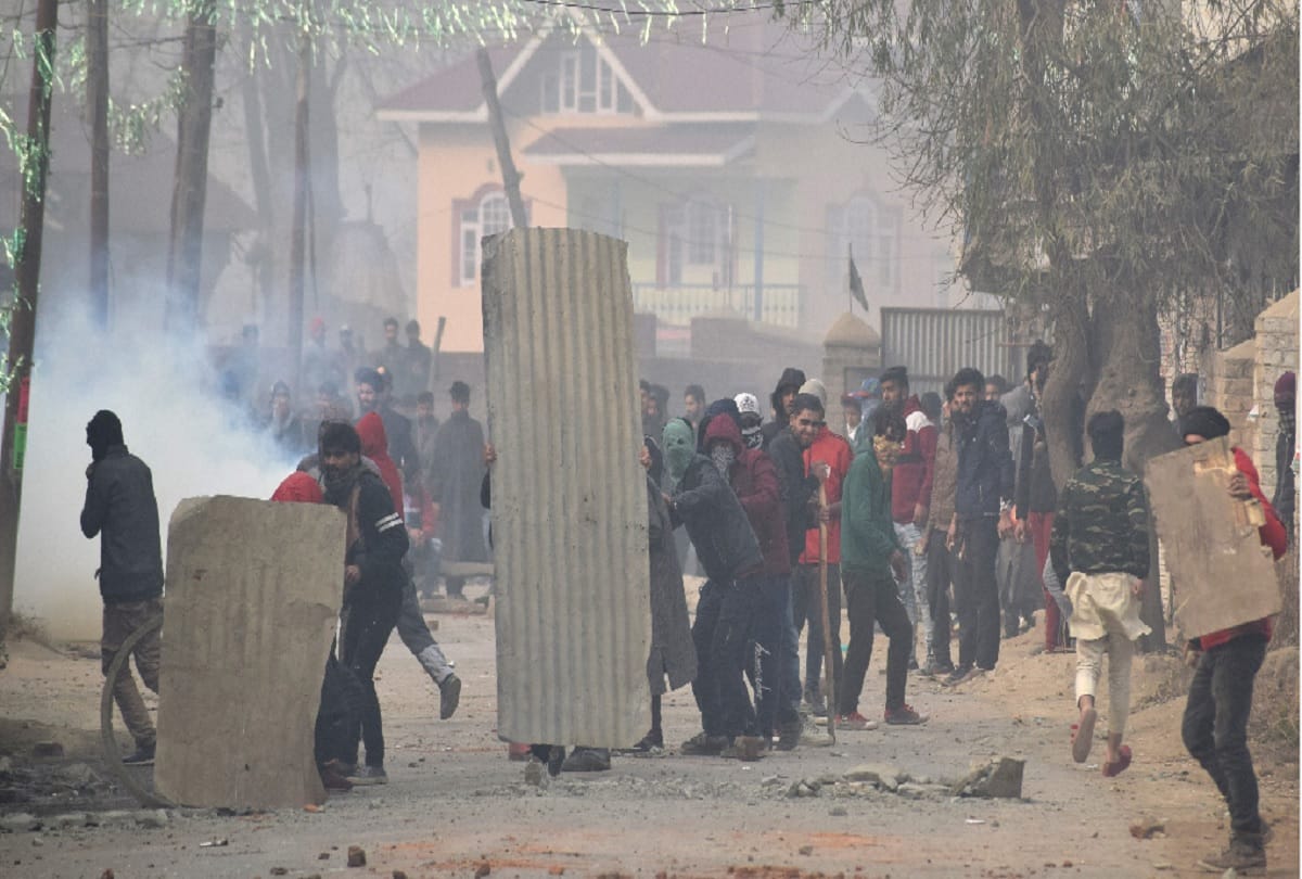 Police arrested three stone pelters including two minors in Anantnag