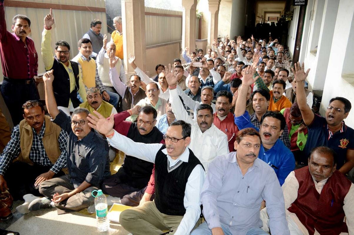 CM yogi minister neel kanth tiwari effigy burn in varanasi