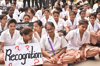 बीएचयू में धरना दे रहे नर्सिंग छात्र-छात्राओं की पिटाई, चीफ प्रॉक्टर पर बदसलूकी का आरोप