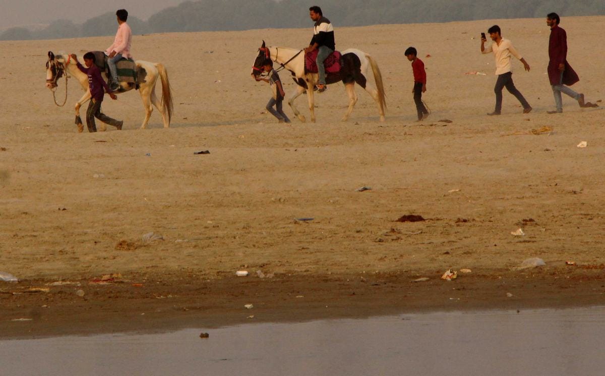 Winter season start varanasi people enjoy on across ganga