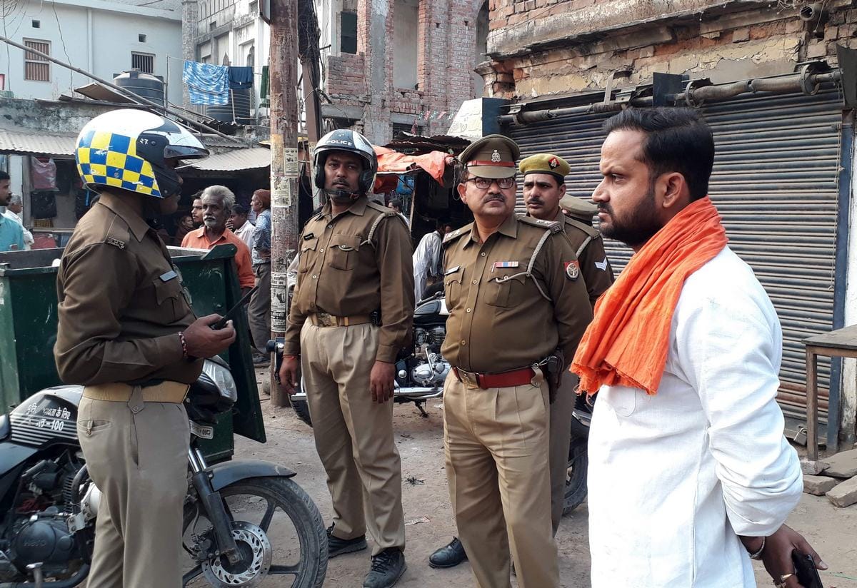 VHP and bajrang dal workers stop construction of worship place in varanasi