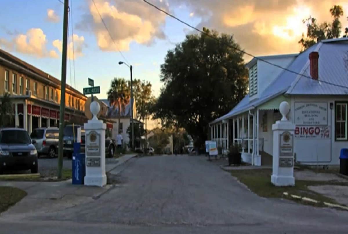Horror stories half of the population of this mysterious city talks with souls