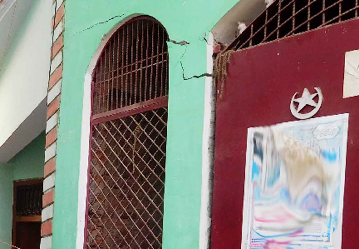 Cracks in imambara in hamirpur