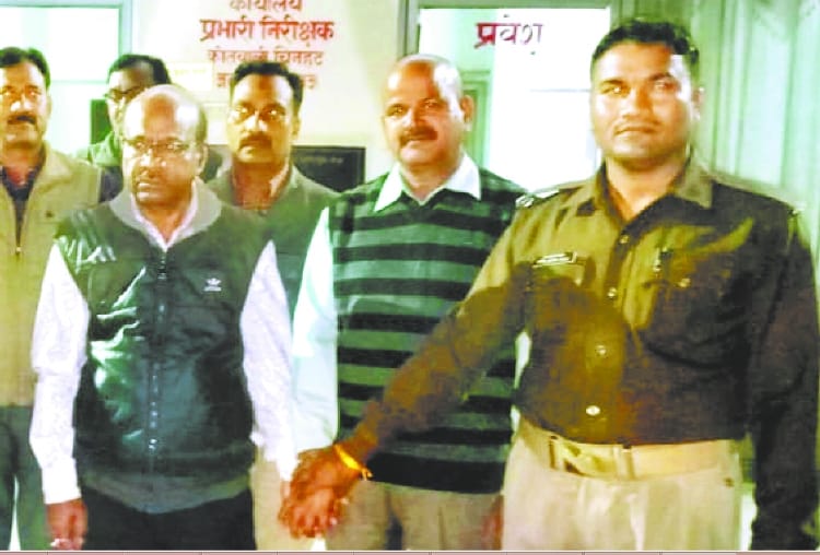 anti corruption team caught employee of vidyut suraksha nideshalaya while taking bribe in lucknow