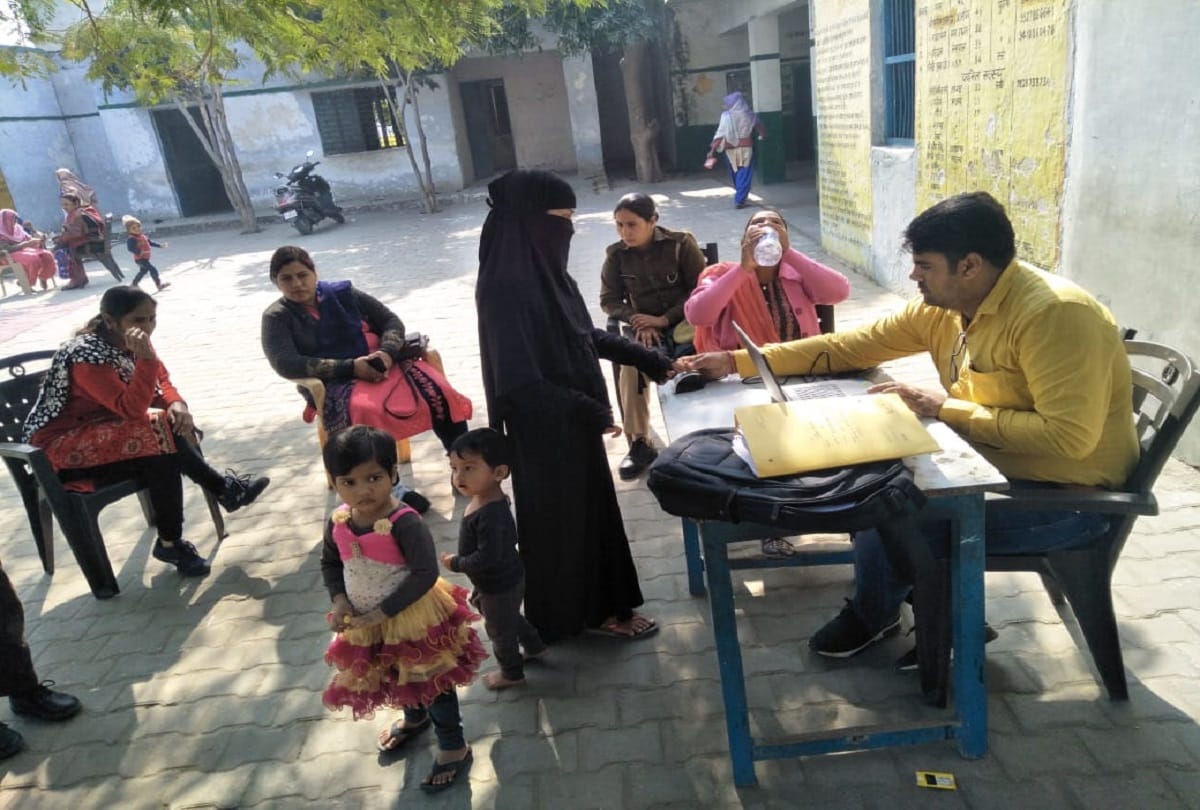 Meerut, Liu's team take of fingerprints of Rohingya muslims