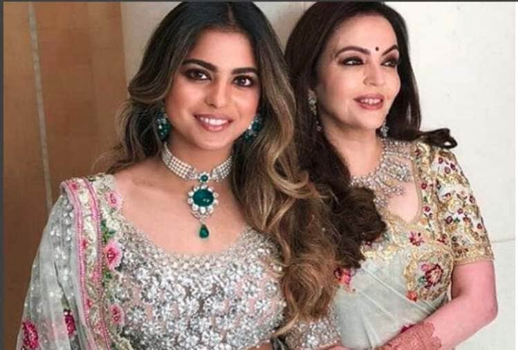 isha ambani and anand piramal wedding Floating stage and water world on Lake Pichola