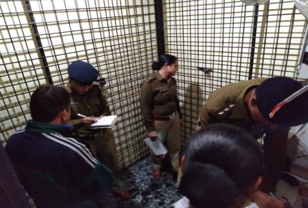 Big Loot In Gold Finance Company and mortgage Officers at Rajpur Road dehradun