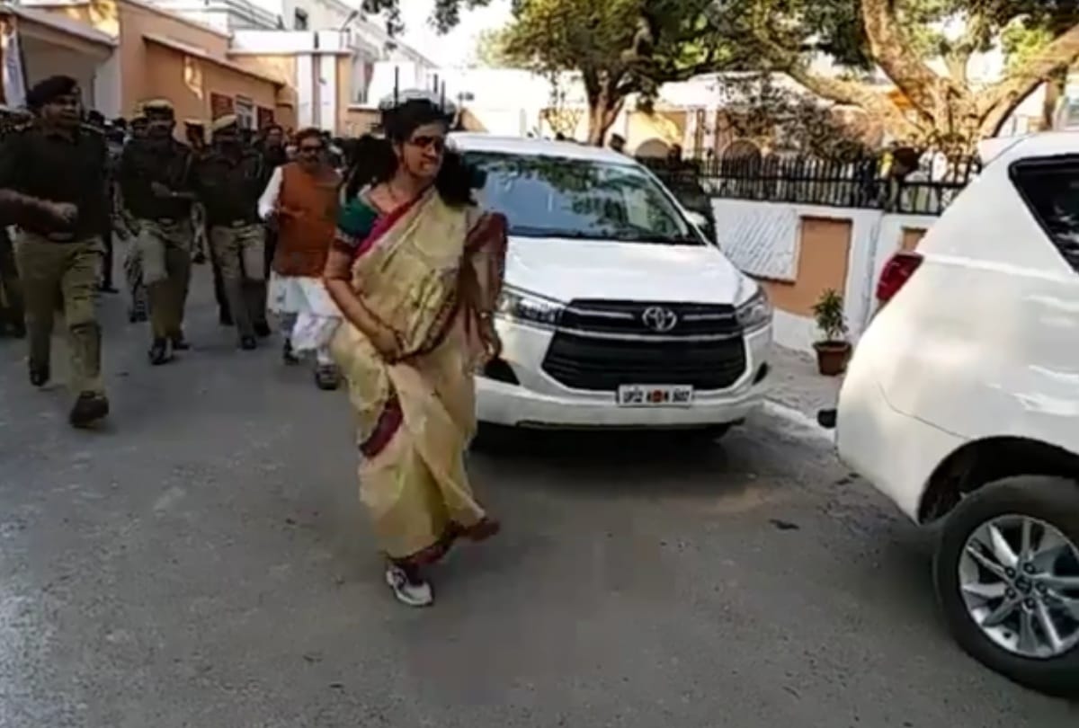 magistrate of bahraich run like athlete during cm yogi adityanath visit