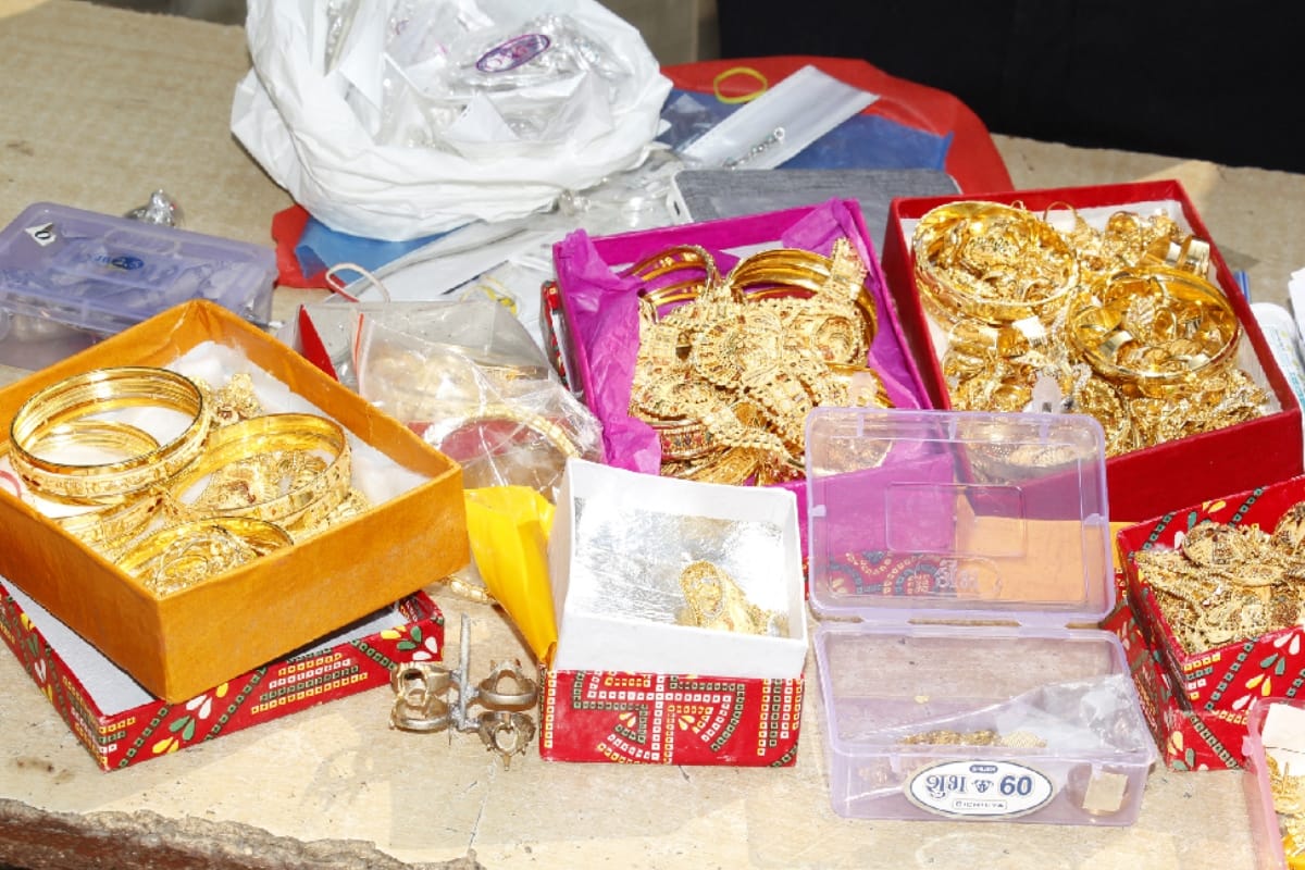 police arrested tax evasion jewellry worth of fifty lakhs in bijnor up