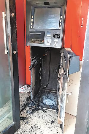 16.61 lakhs of theft by cutting the ATM from the gas cutter, three suspensions