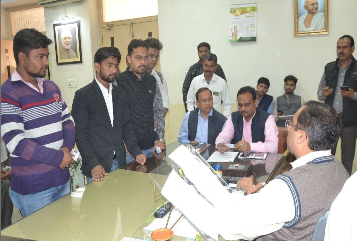 student leaders protest at dr bhimrao ambedkar university agra