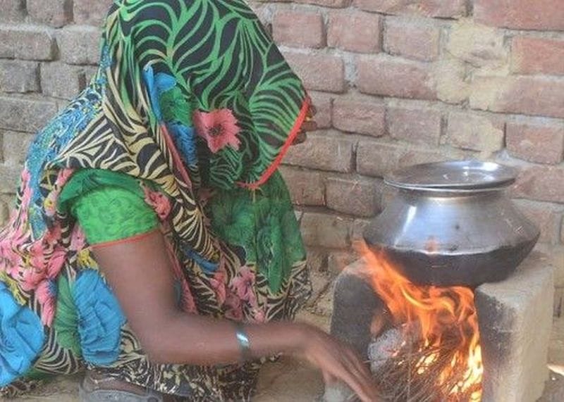 ‘उज्ज्वला से जले चूल्हों की आग महंगाई से ठंडी’