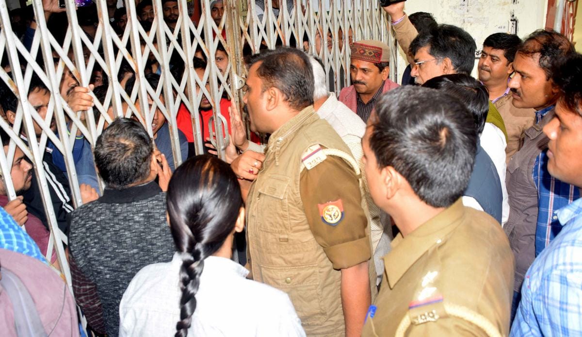 BHU law faculty student self hostage in hostel