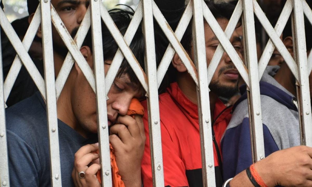 BHU law faculty student self hostage in hostel