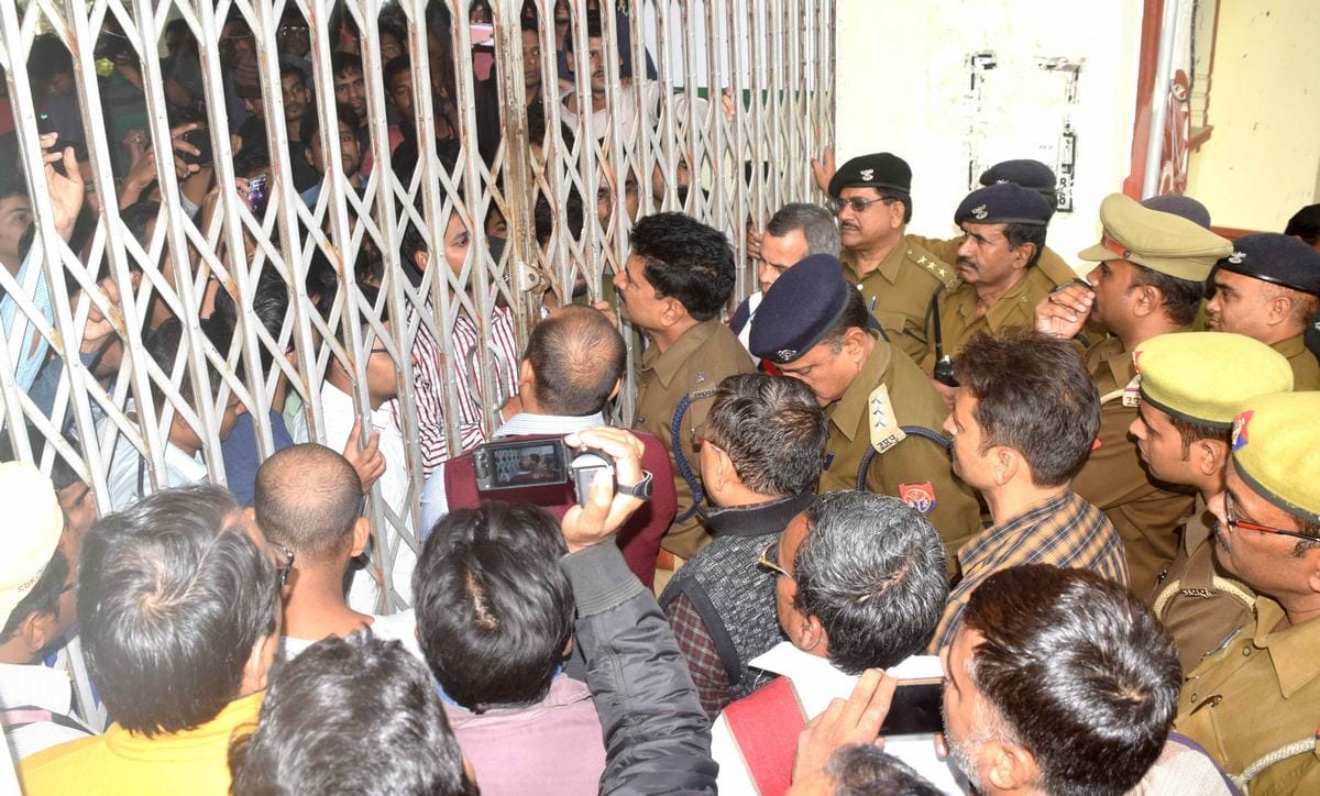 BHU law faculty student self hostage in hostel