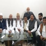 अन्य नेताओं के साथ बैठे शाहिद मंजूर