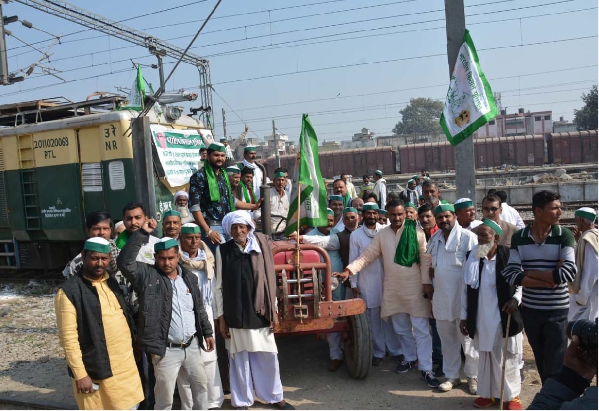 Farmers staying at railway station, today will be the Maha Panchayat
