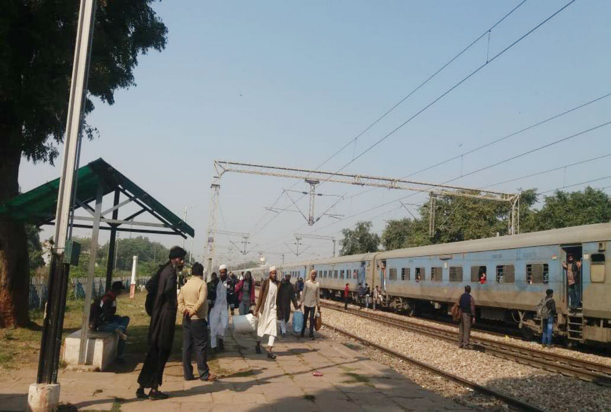 Taj Express engine fails at Bilochpura station in agra