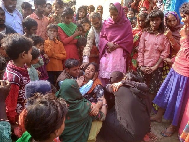 Death of a married woman hanging from a trap in the house