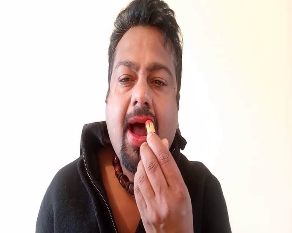 Deepak Kalal slapped by woman in Delhi metro