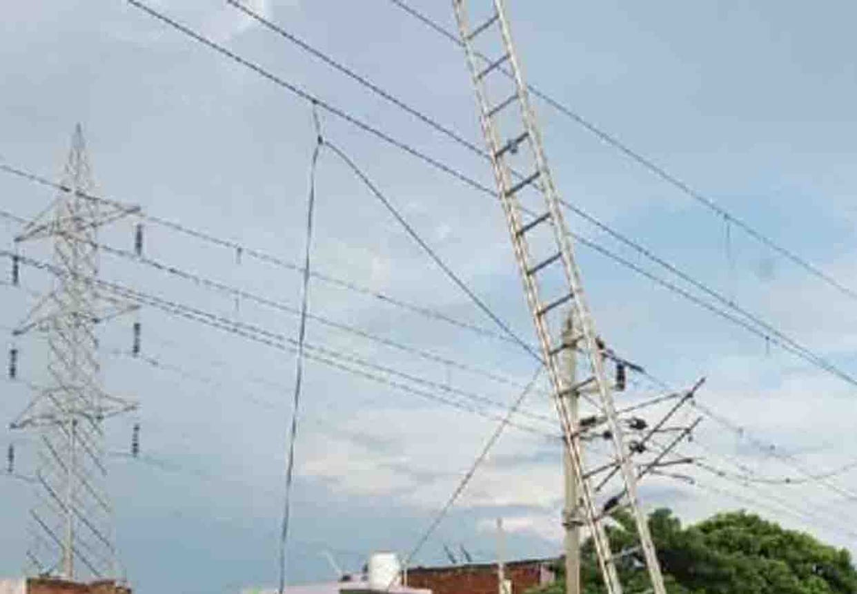 OHE line Broken between Lucknow Kanpur rail route