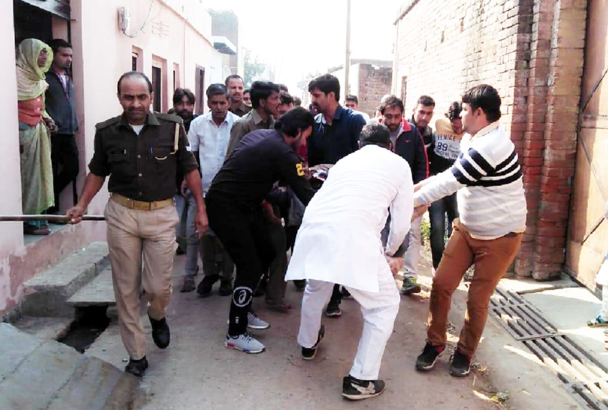 Meerut, Attack on Delhi Police in Sardhana and several soldiers injured