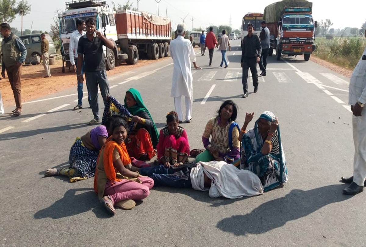 Bull killed a laborer in Hathras, Two Injured