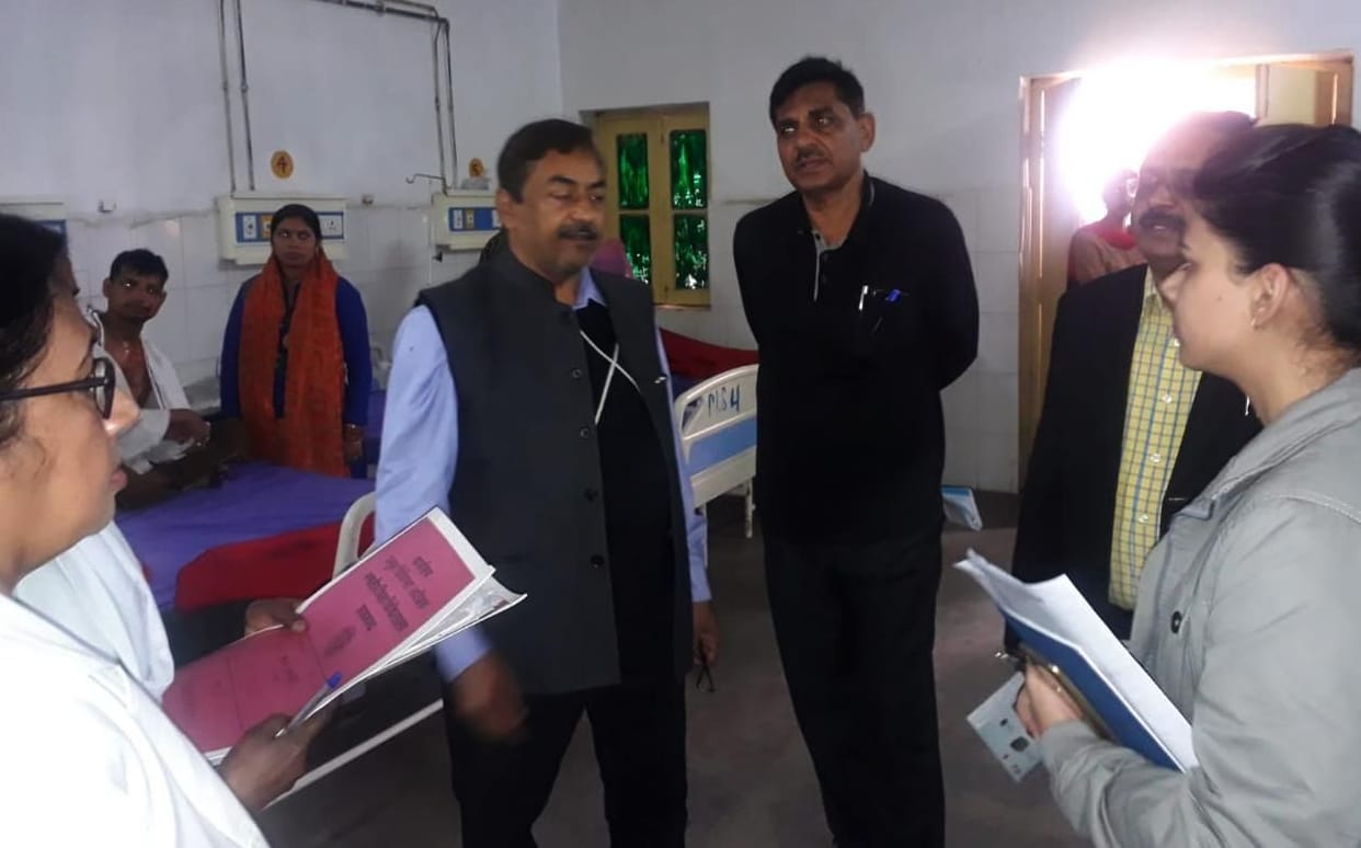साहब, या तो दूध  मिलता है या भोजन