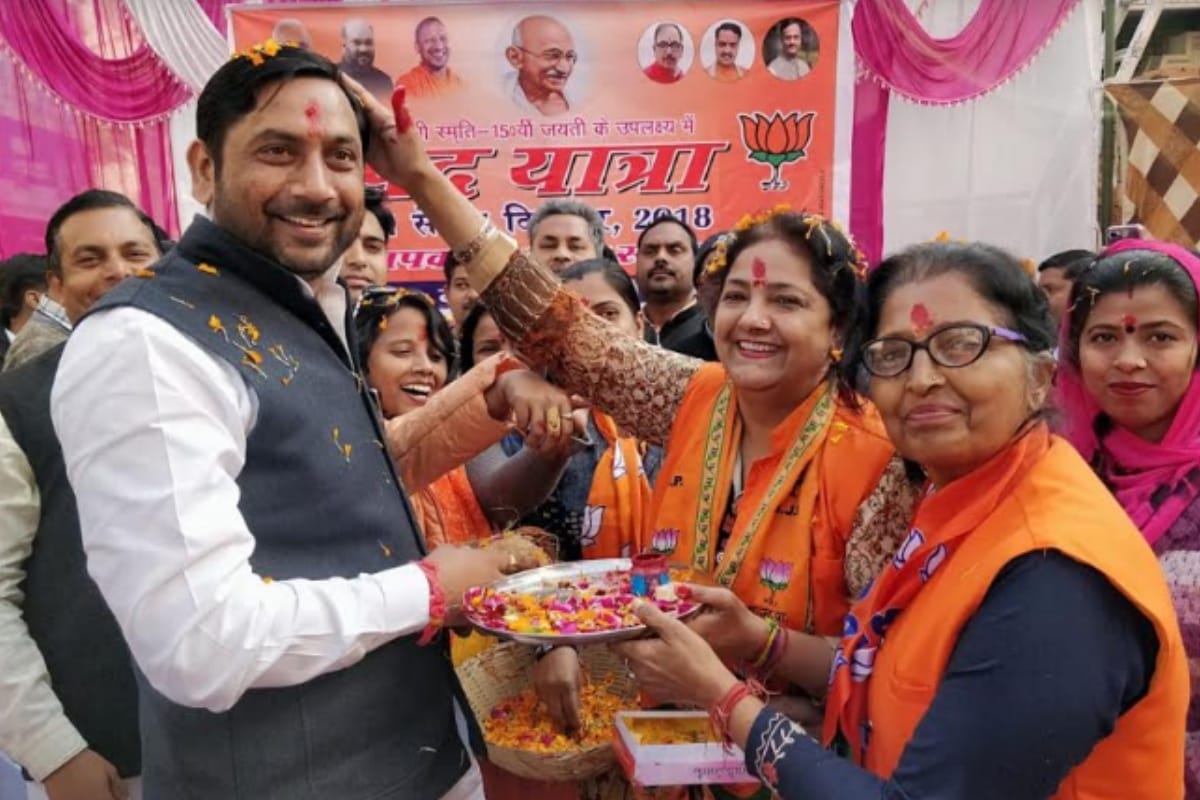 BJP Kamal sandesh pad yatra starts female workers in meerut welcome by flowers