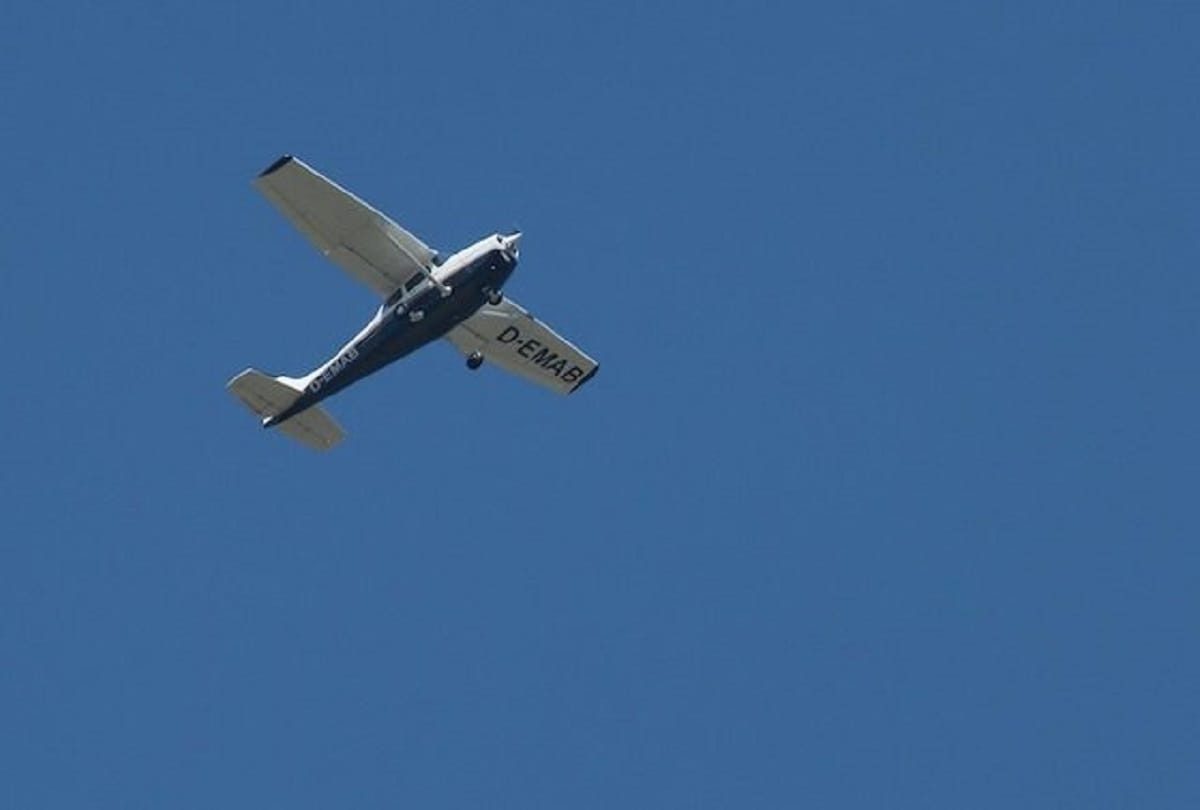 Papua New Guinea armed people hijack the aircraft and escape by stealing items loaded into it