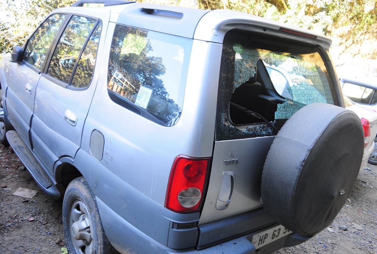 Miscreants smashed the windowpanes of 27 vehicles in Shimla