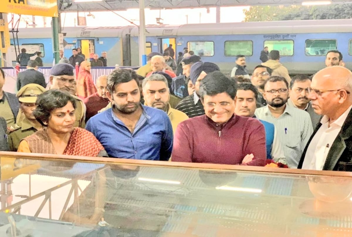 union railway minister piyush goyal cut Rail shaped cake on marriage anniversary