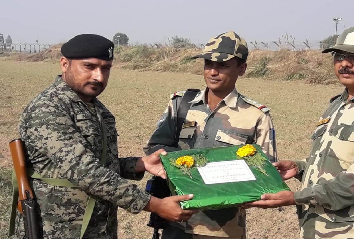 Jammu & Kashmir:BSF and Pakistan Rangers exchanged sweets on the border