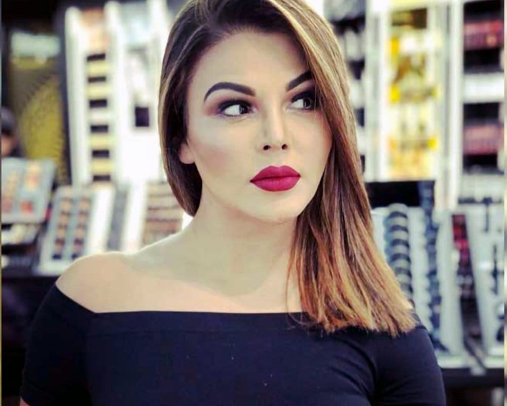 Eve teasing with actress Rakhi Sawant in Ludhiana
