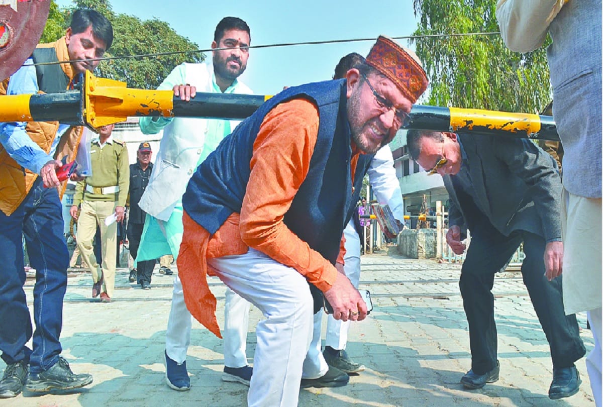 Gateman opened railway fatak for city development minister Suresh Khanna in Bareilly