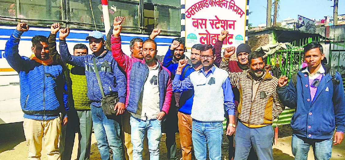 rodavej karmiyon ne kaala pheeta baandh kar kiya pradarshan