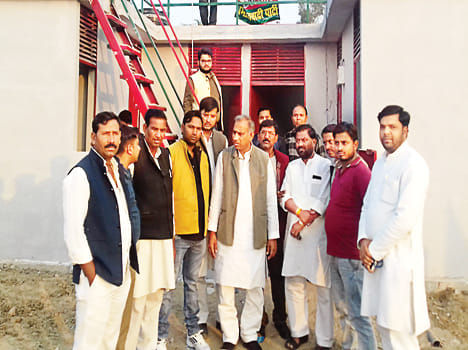 फोटो संख्या 01एकेबीपी14- सरदारपुरवा में तैयार खड़ा खजांची नाथ का मकान