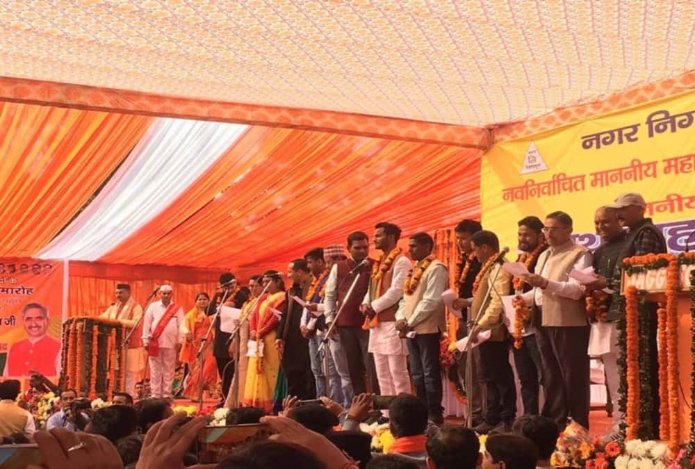 Dehradun New Mayor Sunil uniyal gama Survive from falling on stage