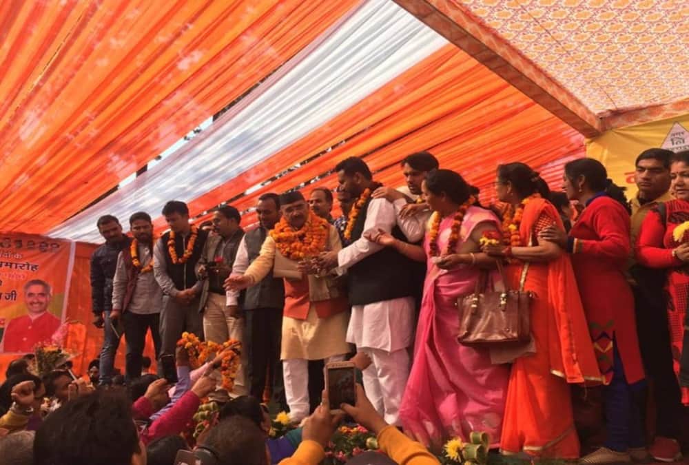 Dehradun New Mayor Sunil uniyal gama Survive from falling on stage