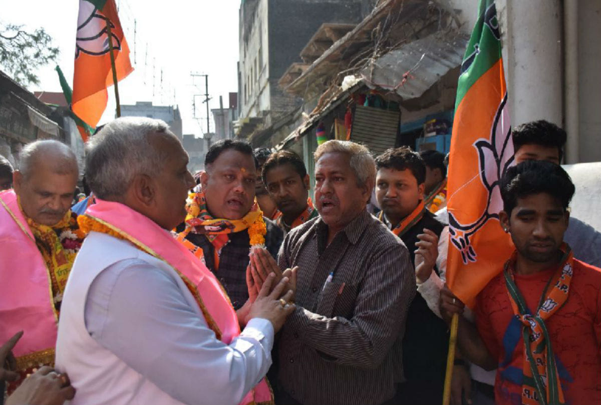 people protest against bjp kamal sandesh padyatra in vrindavan