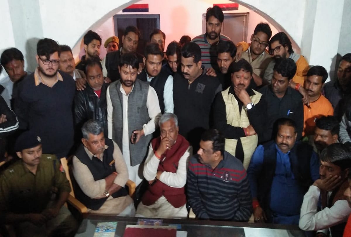 bjp leader hemendra tiwari beating by sub inspector in agra