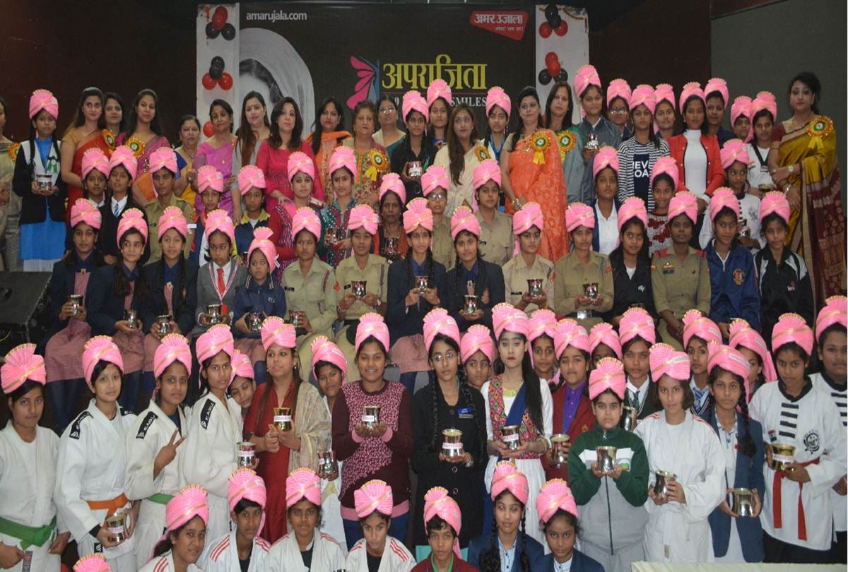 girls happy with honor of aprajita in Moradabad