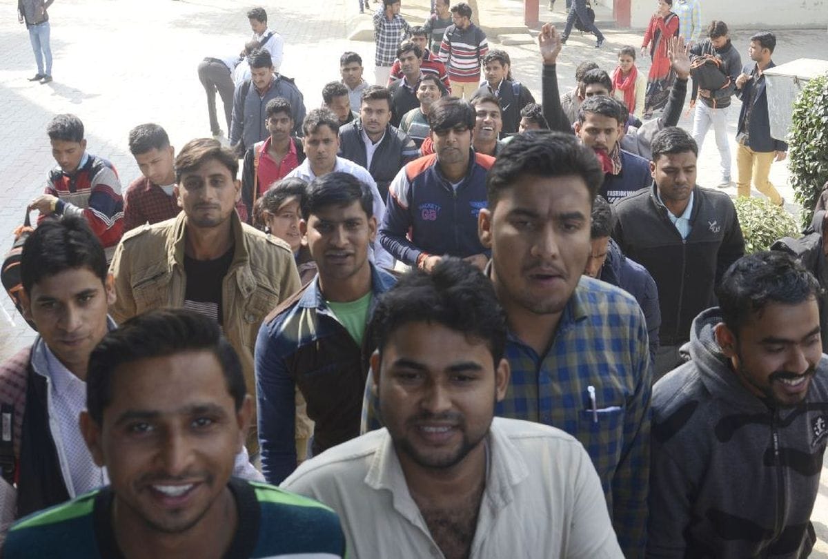 huge crowd gathered in agra for upsssc forest guard exam