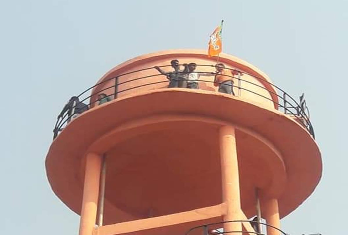 BJP Workers stand on water tank to remove BJP district president in Bareilly