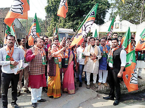 भाजपा की पदयात्रा को झंडा दिखाकर रवाना करतीं क्षेत्रीय विधायक कमलरानी।