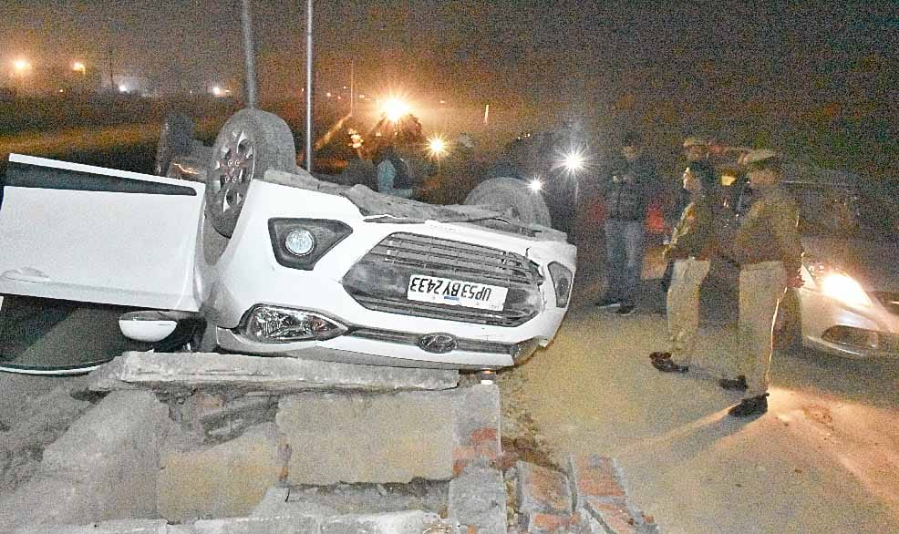 रामगढ़ताल रोड पर कार पलटी, दरोगा पुत्र समेत दो की मौत