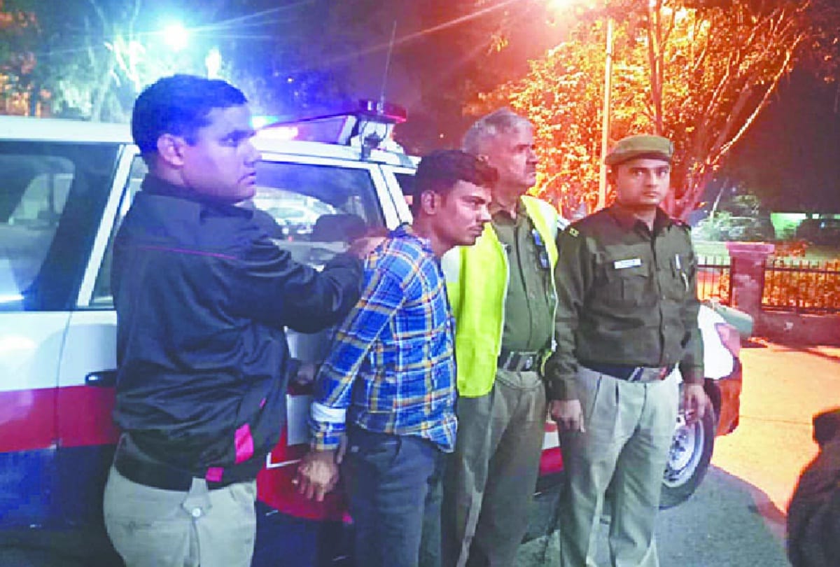 thief creates rucks in closed room, delhi police PCR personnel scared