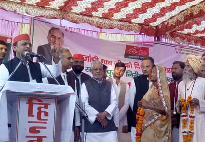 Akhilesh Yadav gave key of house to Khajanchi family